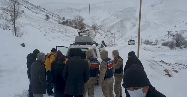 Çığ düşen yolda mahsur kalan ekipler 11 saatte hastaya ulaştı