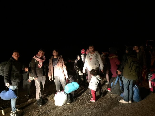 Binlerce düzensiz göçmen Avrupa sınırına ilerliyor
