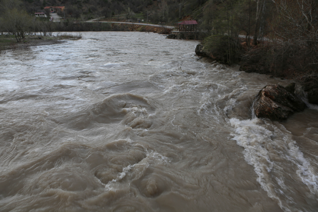 Munzur Çayı'nın debisi yükseldi: 'Uzak durun' uyarısı geldi