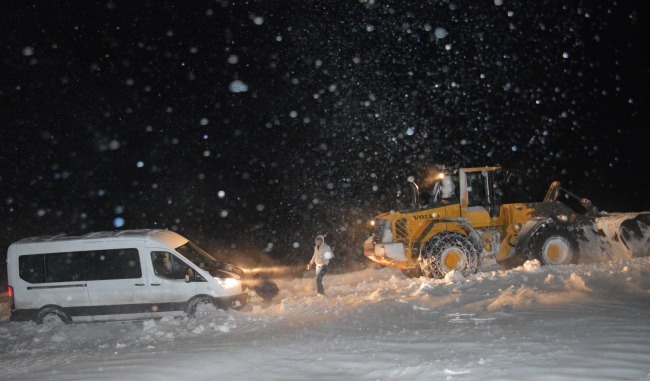 Yollarda mahsur kalanların imdadına ekipler yetişti