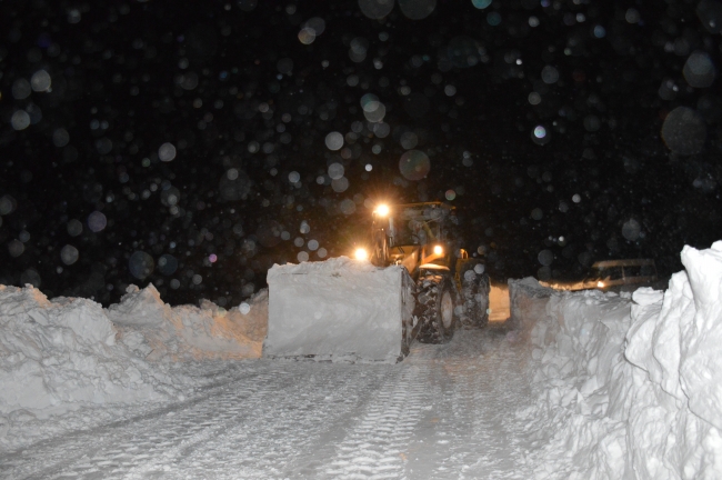 Yollarda mahsur kalanların imdadına ekipler yetişti