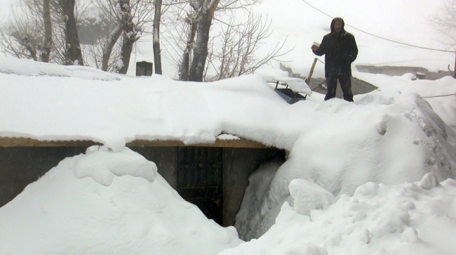 Muş'ta tek katlı evler kara gömüldü
