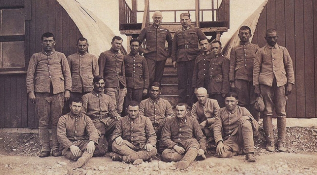 Mustafa Ertuğrul, topçu bataryasının askerleri ve Paris II esirlerinin bir bölümü