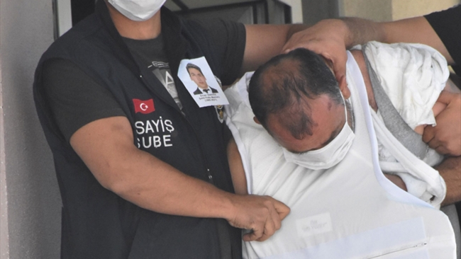 Şehit mesai arkadaşlarının fotoğrafını yakalarına taktılar