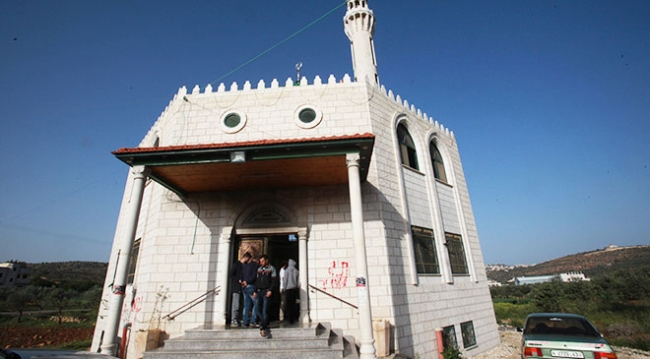 Yahudi yerleşimciler cami girişini ateşe verdi