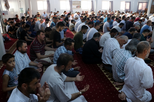 Bayram namazlarını konteyner kentte kıldılar