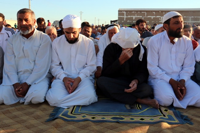 Çadır ve konteyner kentlerde hüzünlü bayram