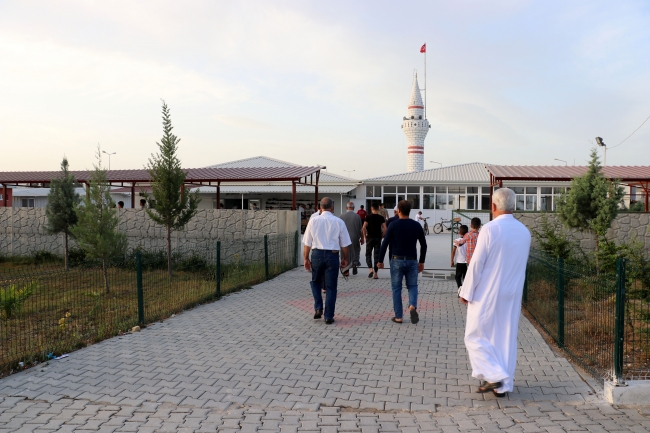 Bayram namazlarını konteyner kentte kıldılar