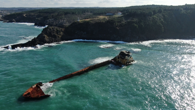 13 ay önce karaya oturan gemi Karadeniz'in hırçın dalgalarına teslim oldu
