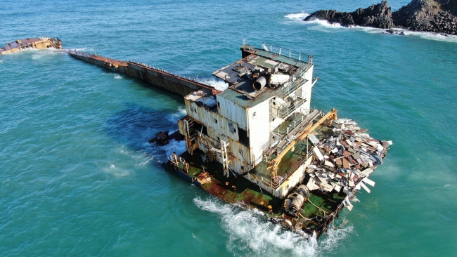 13 ay önce karaya oturan gemi Karadeniz'in hırçın dalgalarına teslim oldu
