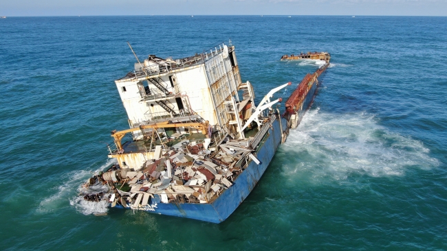 13 ay önce karaya oturan gemi Karadeniz'in hırçın dalgalarına teslim oldu