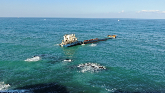 13 ay önce karaya oturan gemi Karadeniz'in hırçın dalgalarına teslim oldu