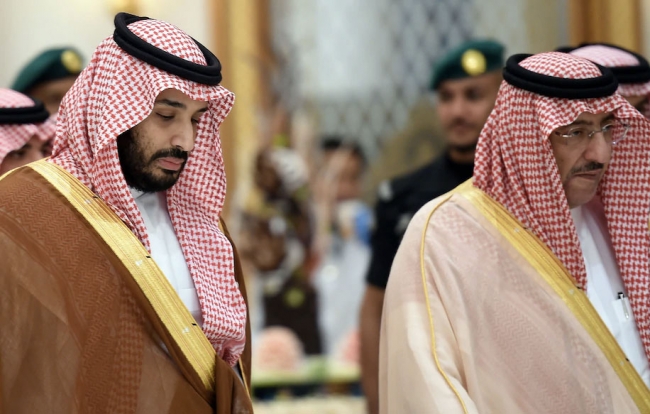 Suudi Arabistan eski veliaht prensi Muhammed bin Nayef (sağda) görevden azledilerek yerine kralın oğlu Muhammed bin Selman (solda) geçmişti. Fotoğraf: Getty