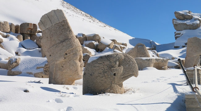 Nemrut kar altında da ilgi çekiyor