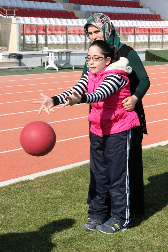 Tedavi amaçlı başladığı yüzmede 14 kez Türkiye şampiyonu oldu