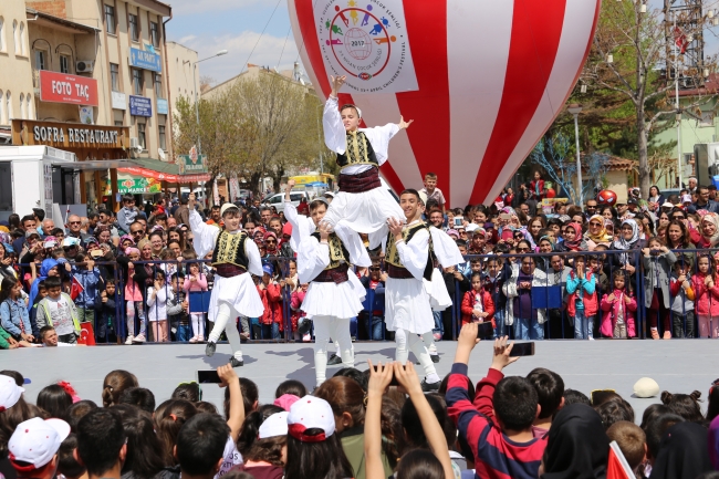 Dünya çocukları dans gösterileriyle büyüledi