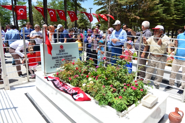 Kahraman Astsubay Halisdemir'in kabrine ziyaretçi akını