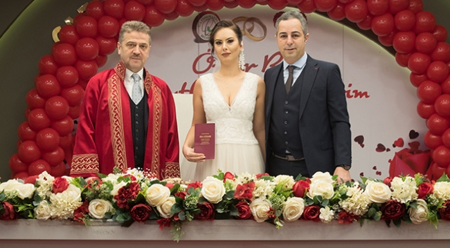 Çocuklar anne babalarının nikah şahidi oldu