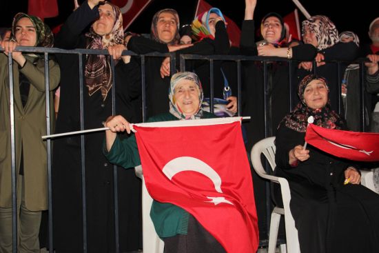 75'lik nineler "demokrasi nöbeti"ni aralıksız sürdürüyor