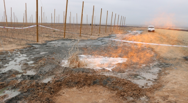 Elma bahçesini su aramak için kazdılar doğalgaz çıktı