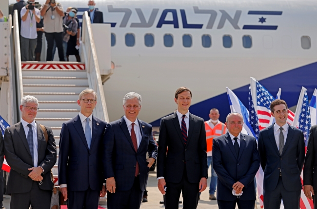 Robert O'Brien ve Jared Kushner, İsrail-ABD delegasyonu üyeleriyle uçağın önünde | Fotoğraf: Reuters