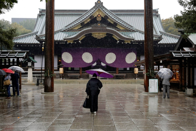 Japonya Sanayi Bakanı Yasutoşi'den tartışmalı tapınağa ziyaret