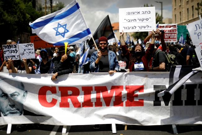 Netanyahu'nun istifasını isteyen İsrailliler duruşma önce protesto düzenledi | Fotoğraf: Reuters