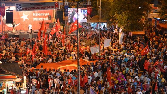 Meydanlarda 'demokrasi nöbeti' sürüyor