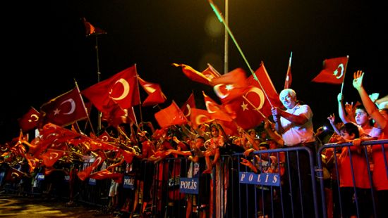 Meydanlarda 'demokrasi nöbeti' sürüyor