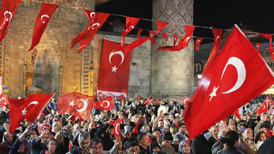 Meydanlarda 'demokrasi nöbeti' sürüyor