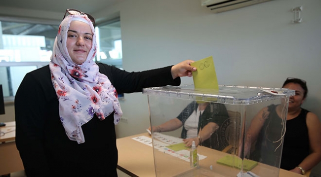 Gümrük ve sınır kapılarında oy verme işlemi başladı