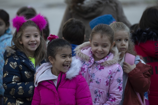 Ara tatil sona erdi, milyonlarca öğrenci ders başı yaptı