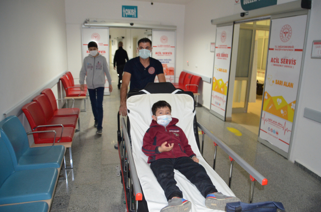 Aksaray'da öğrenci servisi ile otomobil çarpıştı: 7'si öğrenci 10 yaralı