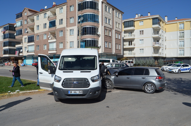 Aksaray'da öğrenci servisi ile otomobil çarpıştı: 7'si öğrenci 10 yaralı
