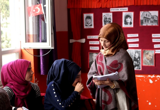 Suriyeli öğretmenler savaş mağduru çocukları geleceğe hazırlıyor