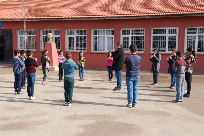 Karanlık dünyası müzikle aydınlandı