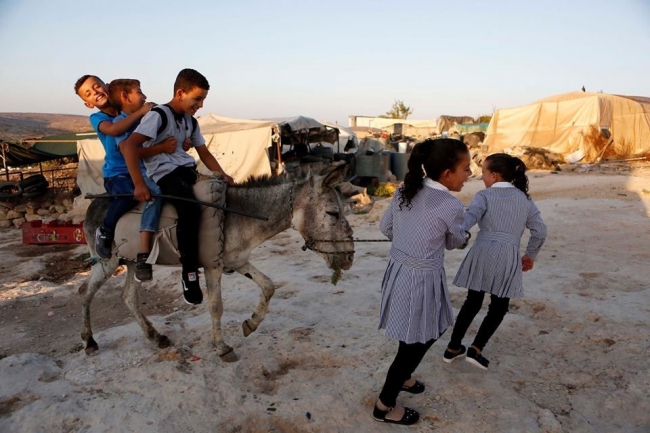 Filistin'deki öğrenciler güneşin altında ders başı yaptı