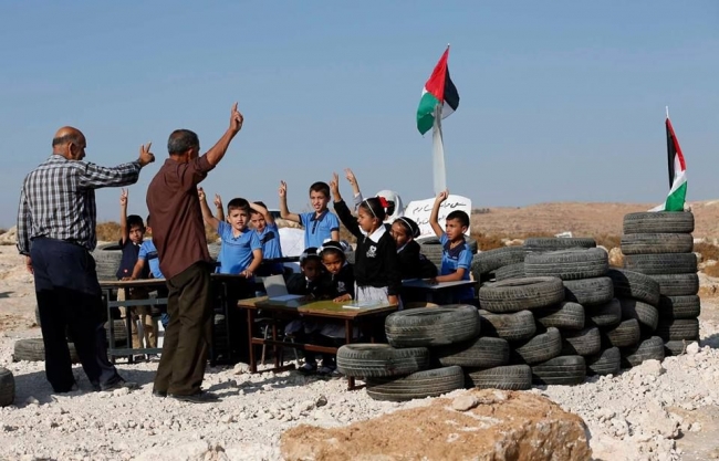 Filistin'deki öğrenciler güneşin altında ders başı yaptı