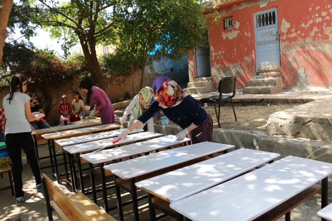 Gönüllü gençler okulun çehresini değiştirdi