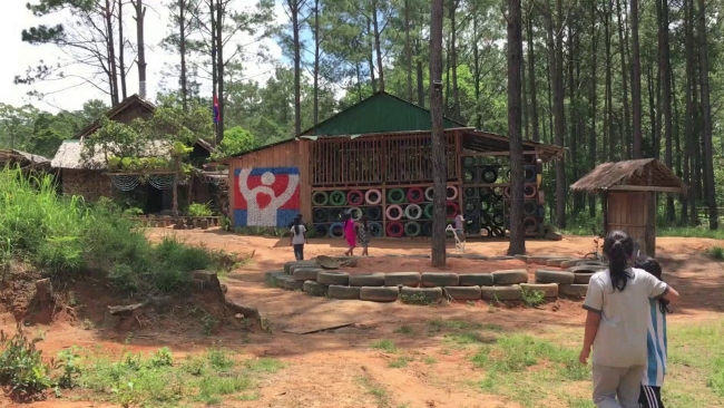 Kamboçya'nın geri dönüşüm okulu: Coconut School