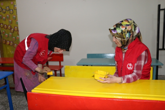 Gönüllü gençler okulun çehresini değiştirdi
