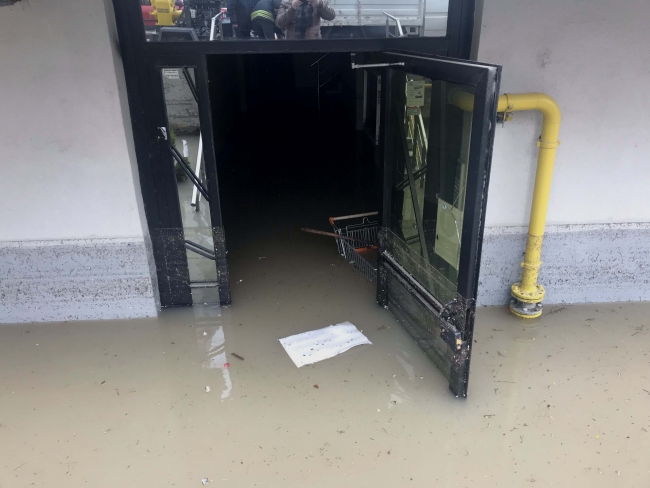 Edirne'de sel mağdurları ekmeğe ulaşmak için olta attı