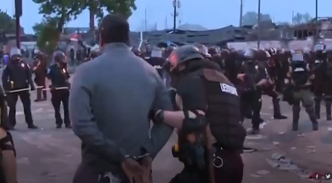 ABD polisi siyahi CNN muhabirini canlı yayında gözaltına aldı