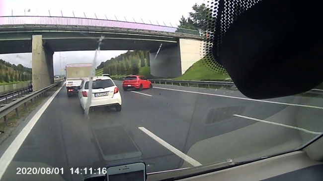 Önce şerit değiştiren araca sonra bariyerlere çarptı