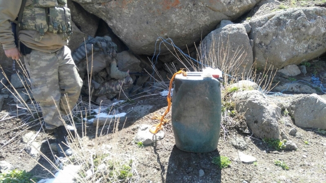 Van’da teröristlere ait 5 sığınak imha edildi