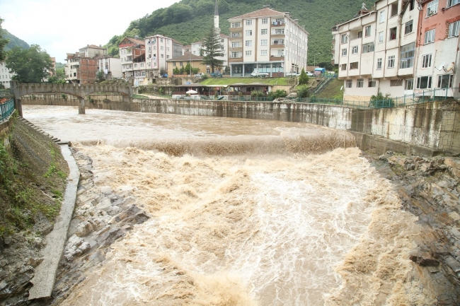 Şiddetli yağışlar birçok ilde sele neden oldu
