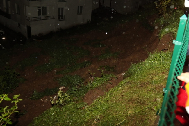 Sağanak nedeniyle risk oluşturan 36 daireli bina boşaltıldı