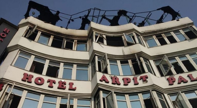 Hindistan'da otel yangını: 17 ölü