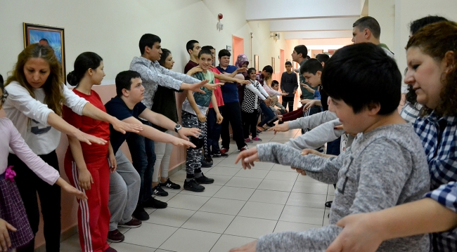 Otizmi müzikle aşıyorlar