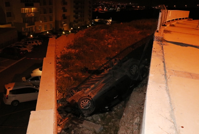 Kontrolden çıkan otomobil 3 metre aşağı düştü